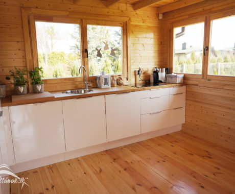 Biely kuchynský kút v drevenom domčeku CAIRO o rozmeroch 802x802 cm