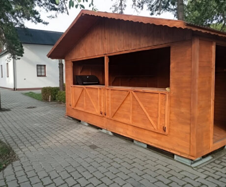 Drevený predajný stánok s výklopnými oknami