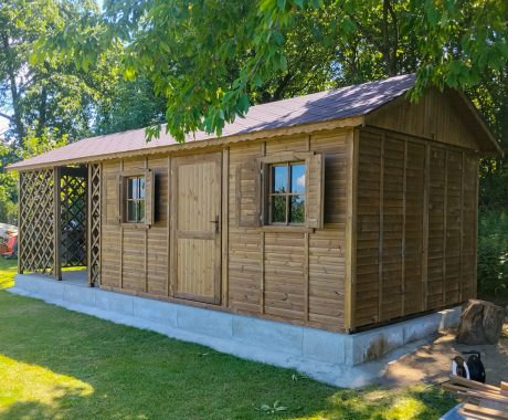 Dreváreň LABE – šikmý pohľad spod konárov stromu