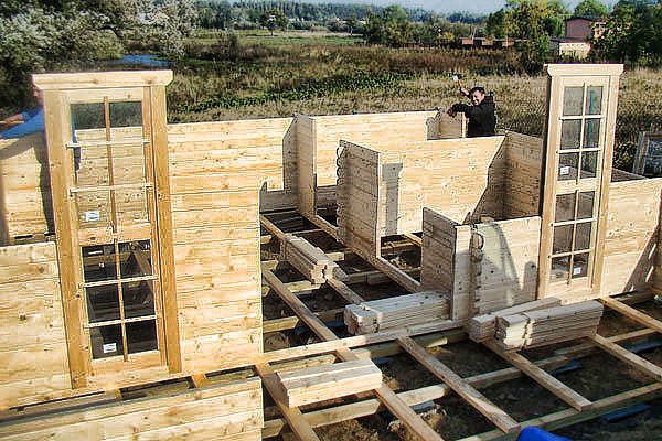 Montáž záhradného domčeka SANTIAGO, podkladové hranoly pripravené na zateplenie podlahy