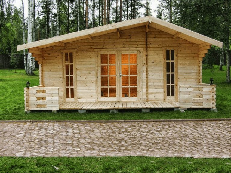 Drevený záhradný domček SANTIAGO – čelný pohľad od dláždeného chodníka
