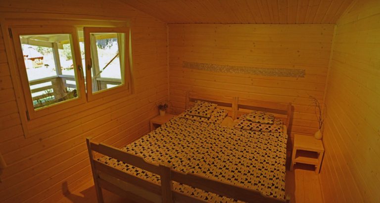 Drevený záhradný domček MADISON – spálňa vo svetlom dennom svetle