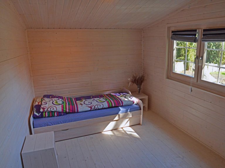 Drevený záhradný domček MADISON – svetlá izba s jednolôžkovou posteľou