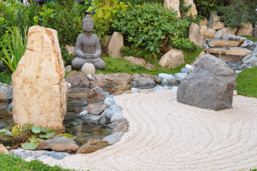 japonská záhrada so sochou Budhu