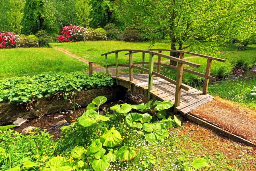 drevený mostík cez potôčik v záhradke