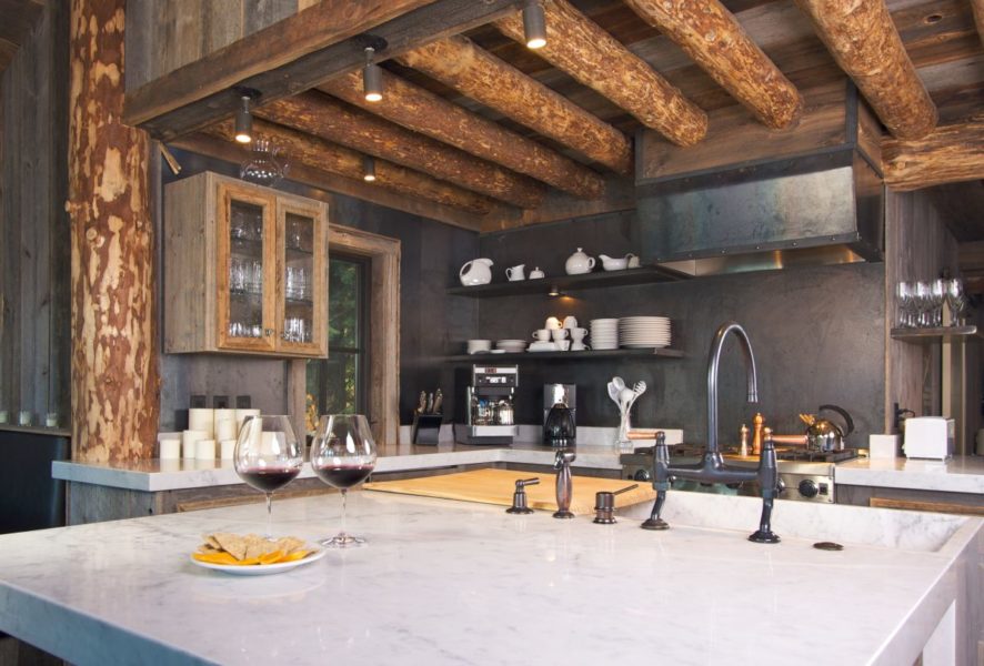 luxusná kuchyňa drevenej chatky