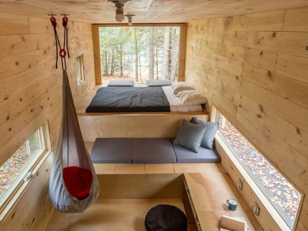 minimalistický interiér malej drevenej chatky