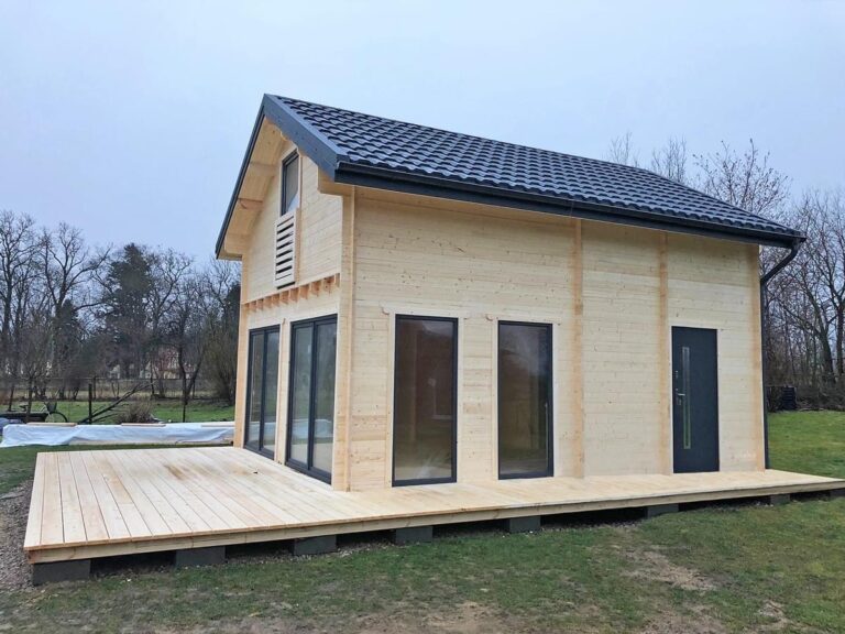Drevená chata ATLANTA III – pohľad na presklenú stenu a terasu