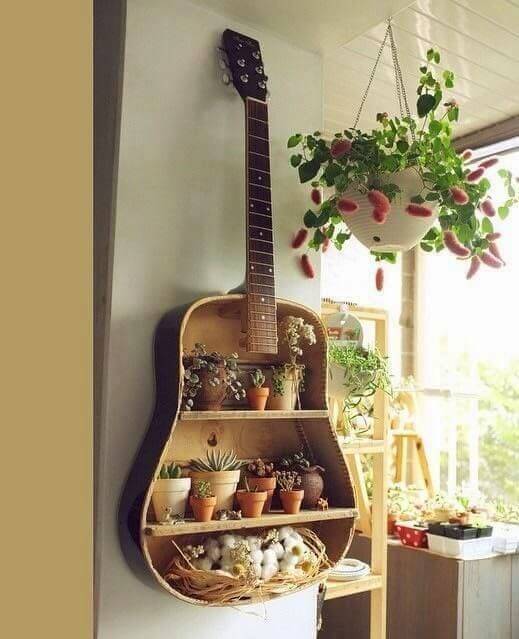 záhradná dekorácia gitara na stene