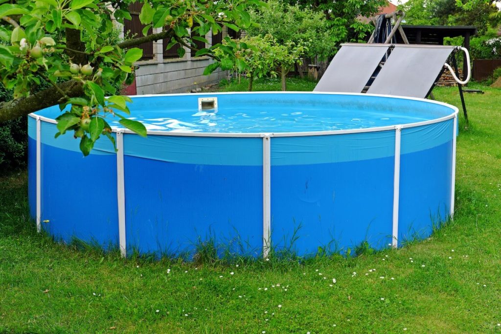 záhradný bazén plný vody