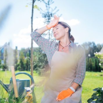 žena si utiera spotené čelo pri práci na záhrade