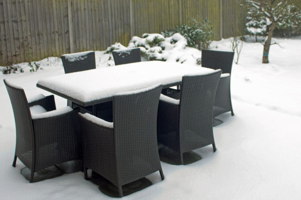 ratanové záhradné sedenie pokryté snehom