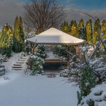 záhrada s altánkom v zime