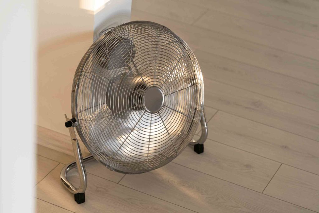 ventilátor v záhradnej chatke