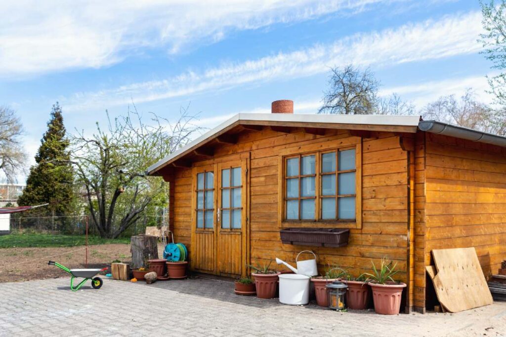 zamkova dlazba pod povrch zahradneho domceka